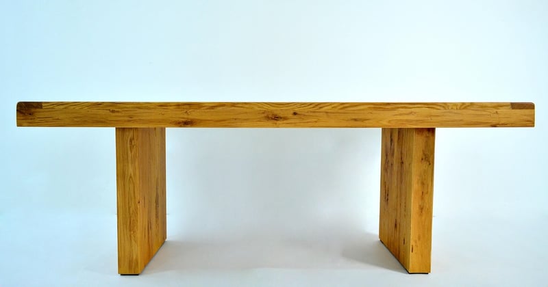 Rénover une table en chêne massif : poncer et vernir comme un pro