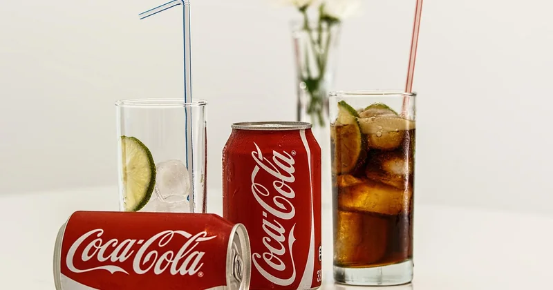 Déboucher un évier avec du Coca : ce qui marche vraiment (et ce qui relève du mythe)