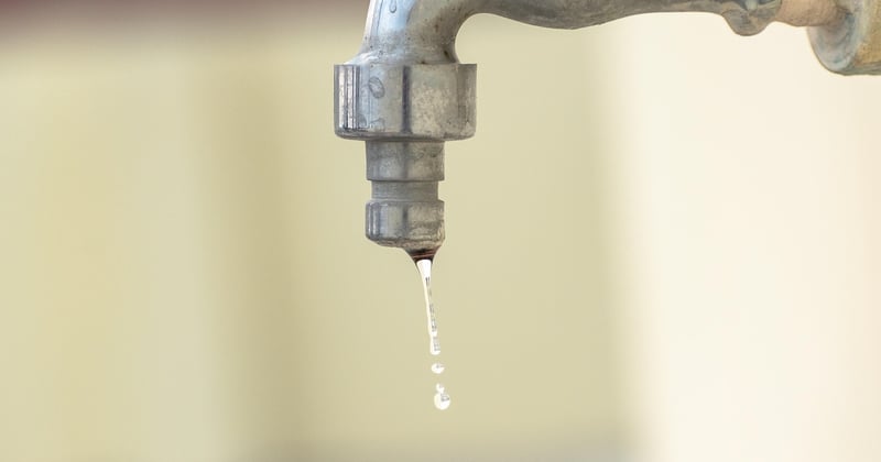 Réparer une fuite d'eau au robinet de cuisine soi-même : le guide