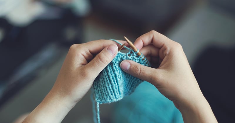Tricoter une housse de coussin en laine épaisse : le tutoriel cosy et facile